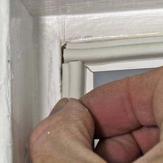 Täta otät dörr: Se till att sätta tätningslisterna tätt Täta otät dörr: Se till att sätta tätningslisterna tätt